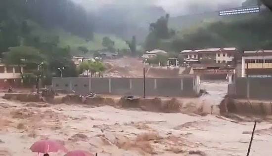 Lũ lụt lớn  nhất mà ad từng thấy nhìn kinh hoàng quá