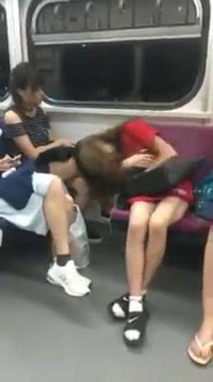 Lý do không nên ngủ gật trên tàu điện ngầm