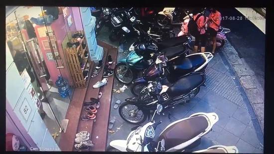 Cận cảnh thanh niên ăn cắp xe máy gây choáng