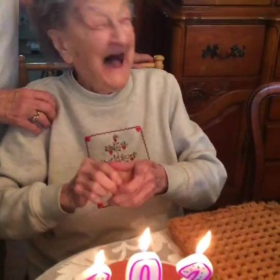 Sinh nhật cụ 102 tuổi - điều bất ngờ khi thổi nén :v