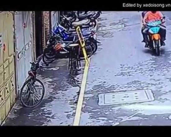Cận cảnh người đàn ông trộm XEM ĐẠP giữa đường phố