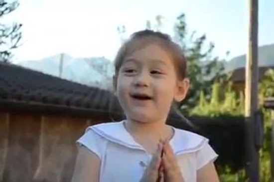 Em bé lai nói Tiếng Việt cực kỳ đáng yêu 