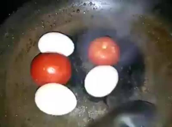 Khi vợ làm trứng chiên với cà chua :3