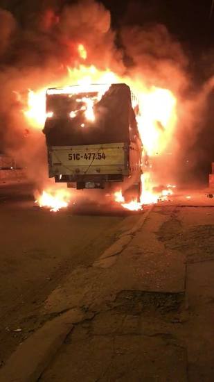 NÓNG: Xe tải cháy giữa đêm khuya ngay quốc lộ 1A gần chợ Bình Chánh 