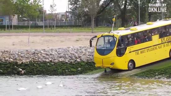 Xe buýt chạy dưới nước ở Hà Lan cực thú vị.