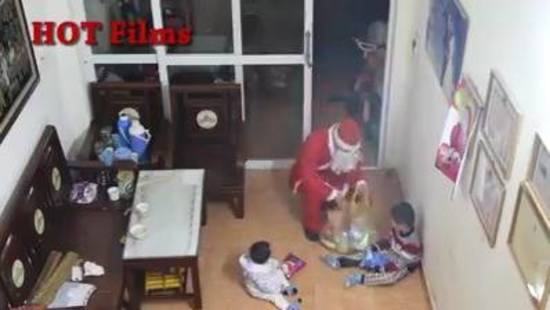 Giả dạng ông già Noel vào nhà bắt cóc trẻ nhỏ gây choáng